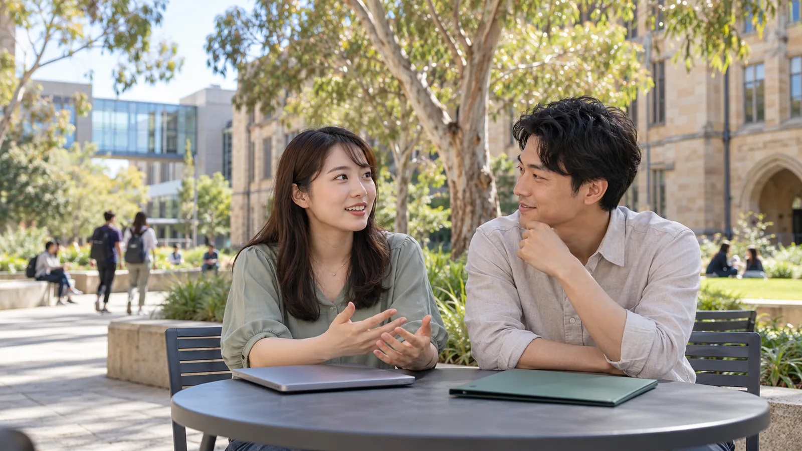 オーストラリアの大学の中庭で、日本人留学生の男女が穏やかに語り合う。